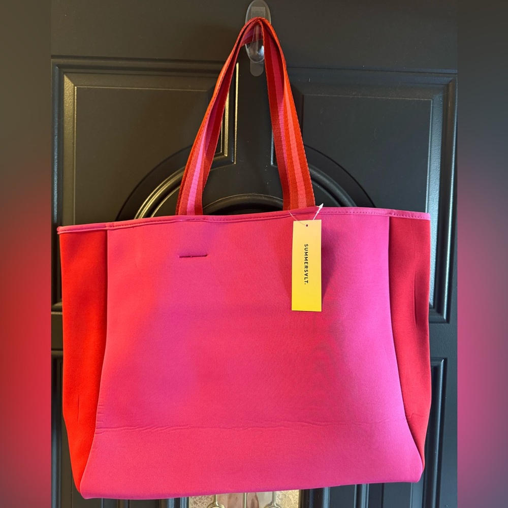 SUMMERSALT
Neoprene Beach Tote in Pink/Red